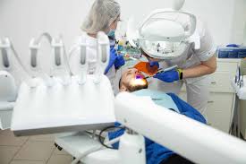gradusnik-s-vysokoj-temperaturoj-v-ruke