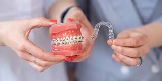 vrach-v-respiratore-derzhit-shpric
